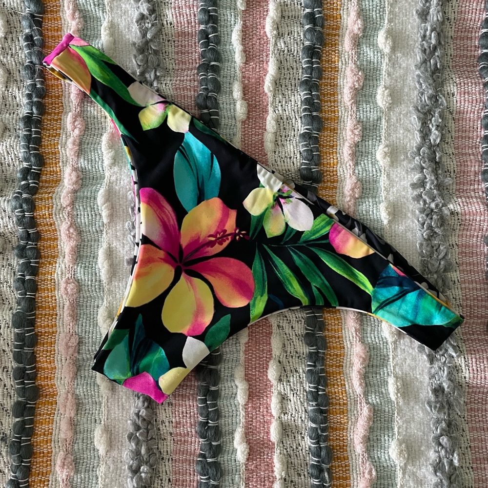 Reversible Hibiscus and Daisy Cheeky Bikini 👙